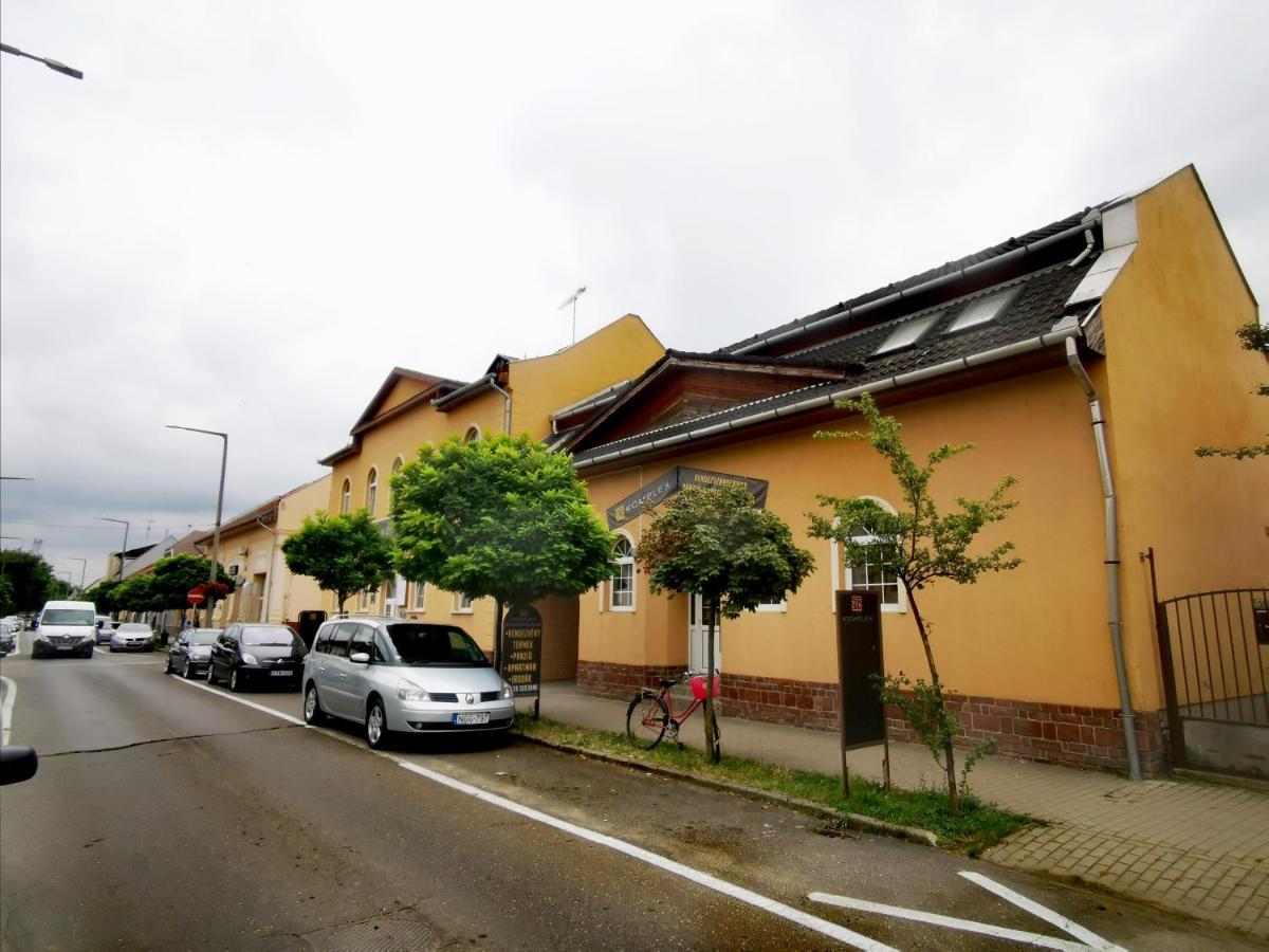 KOMPLEX -Rendezvénytermek-Panzió-Apartman-Irodák- Mateszalka Kültér fotó